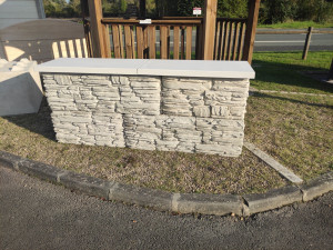 Photo de galerie - Pose de mur en bloc décoratif effet pierre 