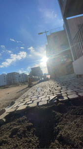Photo de galerie - Pose de pavé trottoir à remplir en cour ⚒️