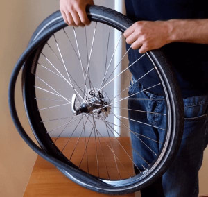 Photo de galerie - Disponible pour toute réparation sur votre vélo crevaison du voyage de roue réglage des freins remplacement de frein pédalier etc et réparation scooter 
