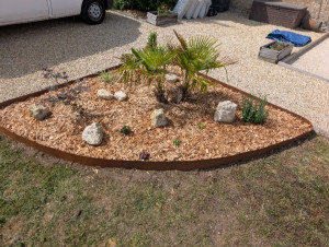 Photo de galerie - Création d’un massif de jardin avec mise en place des végétaux et aménagement de l’espace pour un rendu propre et esthétique