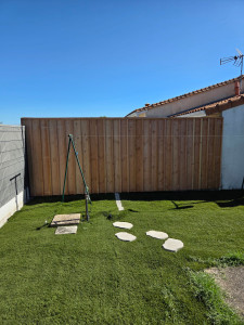 Photo de galerie - Réalisation d'une clôture bois avec couvre joints