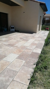Photo de galerie - Terrasse en travertin pierres naturelle format 40par60