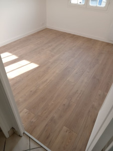 Photo de galerie - Pose de parquet. 