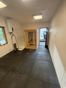 Photo de galerie - Pose d’un sol type salle de sport, et montage d’un sauna.