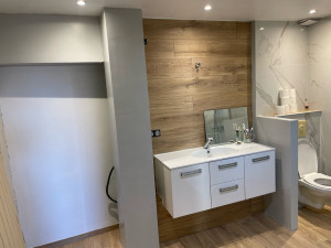 Photo de galerie - Peinture blanc plafond et mur et peinture couleur 
