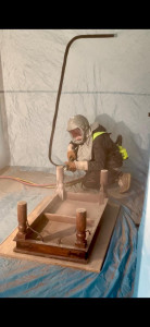 Photo de galerie - Aérogommage d'une table en teck.