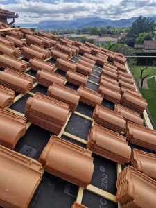 Photo de galerie - Chantier Villeneuve de Rivière enlèvement des anciennes tuiles, anciens liteau et pose écran sous toiture puis contre latte , liteaux et nouvelle tuiles 