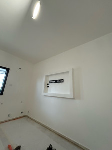 Photo de galerie - Cadre de tv et peinture 