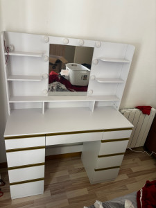Photo de galerie - Montage d’une coiffeuse avec éclairage 