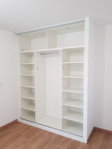 Photo de galerie - Création de Dressing sur Mesure dans une niche. 