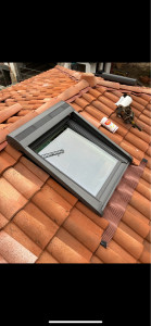 Photo de galerie - Pose d’un velux 78x98 et de sont volet roulant 
