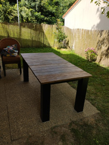 Photo de galerie - Réfection totale table de jardin.
Ponçage et vernissage planches, ponçage et peinture de l'ossature