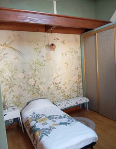 Photo de galerie - Une chambre remise au goût du jour, murs, armoire, meubles, linge de lit 