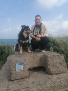 Photo de galerie - Ma fille Carla, avec Pookie, une chienne berger australien qui adore les balades en bord de mer 