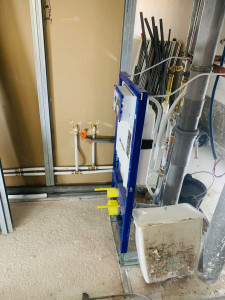 Photo de galerie - Pose de bâti support wc et les installations des alimentation d’eau chaude et froide 