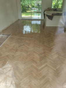 Photo de galerie - Vitrification d'un parquet à bâton rompu un parquet très endommagés Le client été très content du résultat final 