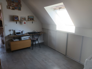 Photo de galerie - Rénovation agencement étagères portes coulissante coin bureau tablette sous velux sur mesure terminé 
