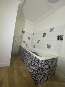 Photo de galerie - Poser des carreaux faïence dans salle de bain