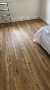 Photo de galerie - Pose de dalles pvc clipsables imitation parquet dans une chambre. 