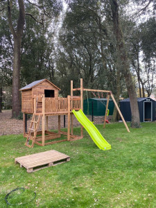 Photo de galerie - Montage d’une cabane en kit avec balançoire et toboggan 