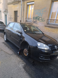 Photo de galerie - Suite vandalisme, récupération des jantes pour remplacement des pneus et repose 