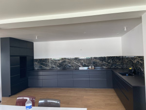 Photo de galerie - Pose d’une cuisine sur mesure et pose de carrelage en crédence 120x60 pose d’un plan de travail en granite 
