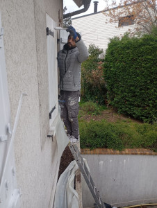 Photo de galerie - Peinture des volets extérieurs. 