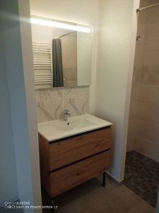 Photo de galerie - Pose d'un meuble vasque avec faïence et miroir Led.