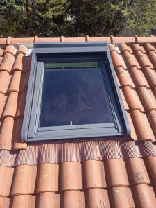Photo de galerie - Pose velux avec volet solaire 

