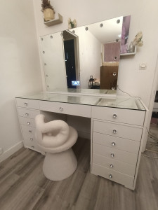 Photo de galerie - ✨ Montage d'une coiffeuse moderne avec miroir LED, réalisé avec soin. Travail propre, rapide et de qualité. Disponible pour tous vos montages de meubles ! ?