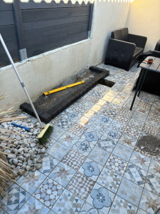 Photo de galerie - Pose de bordures noir cimenté.