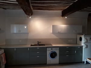 Photo de galerie - Pose d'une cuisine sur mesure : montage meuble, installation, pose éléments, électricité, plomberie.  