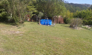 Photo de galerie - Espaces verts et montage d'une piscine chez Moi dans mon jardin en terrain pentu .