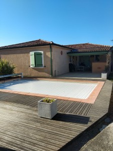 Photo de galerie - Réalisation terrasse bois  piscine sûr dalle béton existante 