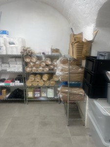 Photo de galerie - Mise en état ,rangement et optimisation d une cave d un restaurant parisien pour en faire un lieu de stockage 