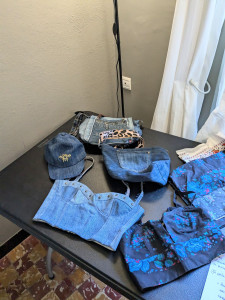 Photo de galerie - Transformation de vieux jeans en vêtements et accessoires.