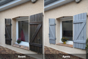 Photo de galerie - Avant / Après rénovation de volets bois Ces volets en bois, initialement ternis et marqués par le temps, ont été entièrement rénovés pour retrouver une seconde vie.
