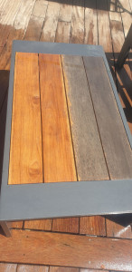 Photo de galerie - Nettoyage table et terrasse en bois teck pour ensuite mettre une couche de protection