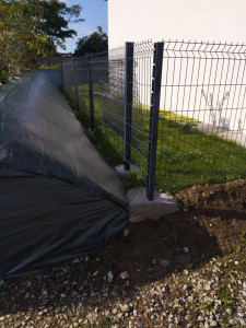 Photo de galerie - Bâchage de talus et clôture en grillage rigide 