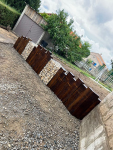 Photo de galerie - Mur de soutènement gabions et traverses paysagères, préparation avant enrobés.