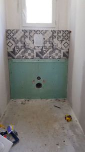 Photo de galerie - Pose d'un bâti support avec placo et carrelage.