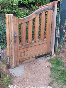 Photo de galerie - Reparation d un poteau de portillon bois