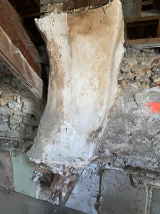 Photo de galerie - Démolition d’une cheminée pour un voisin :) (AVANT)