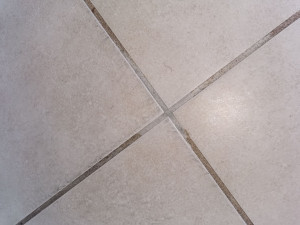 Photo de galerie - Nettoyage des joints de carrelage au sol au nettoyeur vapeur