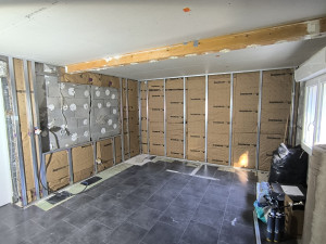 Photo de galerie - Faux-plafond placo, isolation, doublage périphérique, création niche pour TV