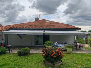 Photo de galerie - Installation deux store bannes avec changement de toile 