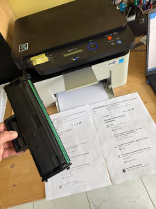 Photo de galerie - Nettoyage imprimante + Tonner (les impressions n’étaient vraiment pas nettes). reconfiguration imprimante en wifi. mise à jour PC vers Windows 11