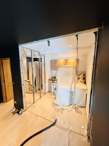 Photo de galerie - Ouverture et séparation d’une cuisine sur salle de cinéma 