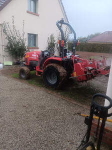 Photo de galerie - Engazonnement grand superficie avec tracteur plus rotaderon