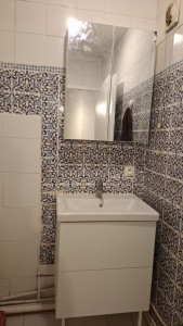 Photo de galerie - L’une de mes interventions :
Démontage de l’ancien lavabo, de la robinetterie et de la vasque, puis installation d’un nouvel ensemble selon les mesures et le plan du client.

